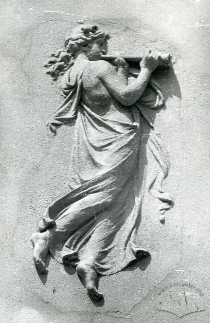 Жіночий барельєф на вул. Коперника, 16 2