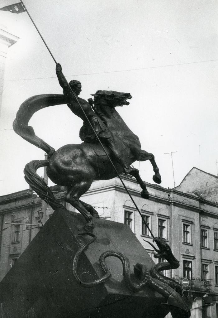 The monument to St. George at Henerala Hryhorenka Sq.  2