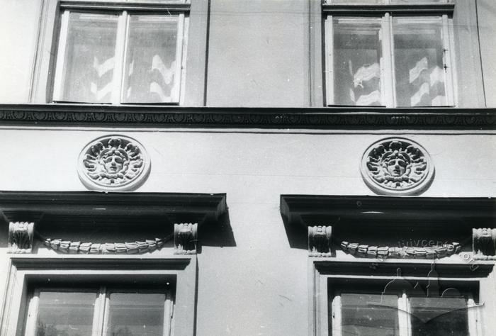 Fragment of the façade at 18 Kopernika St.  2