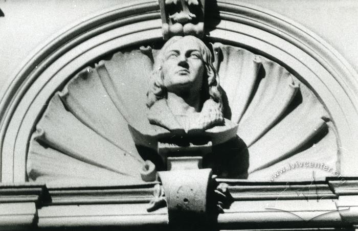 Bas-relief of Mykola Kopernik at 26 Kopernika St.  2