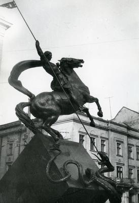 Пам'ятник Юрію Змієборцю на пл. Генерала Григоренка