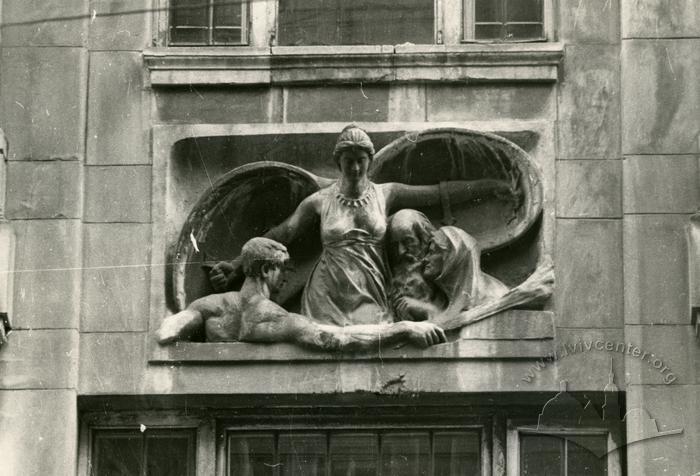 Скульптура на фасаді будинку на вул. Коперника, 3  2