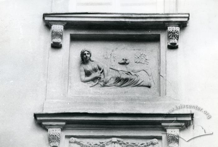 Bas-relief at 2 Kopernika St.  2