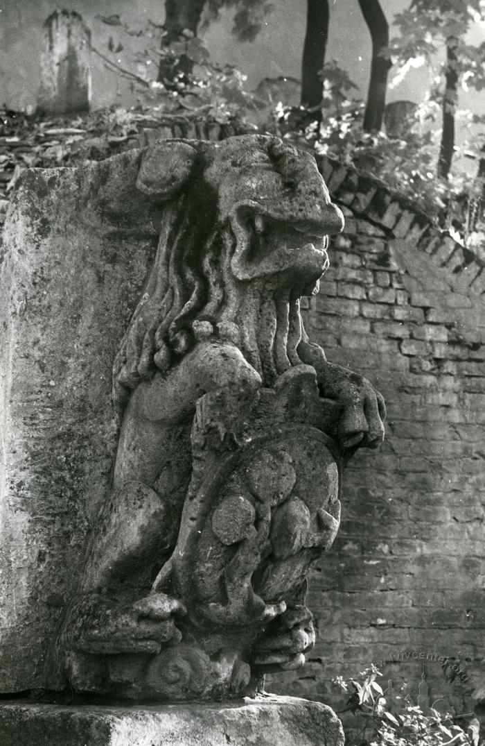 Fountain with lions at Kopernika St.  2