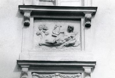 Bas-relief at 2 Kopernika St. 