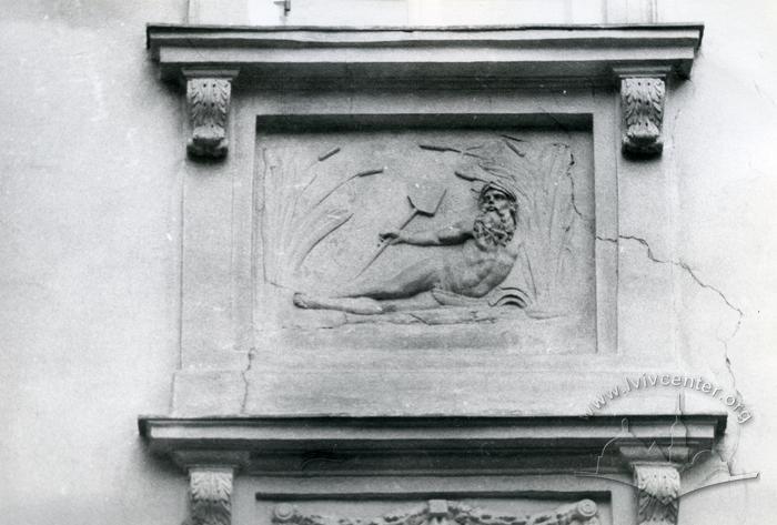 Bas-relief at 2 Kopernika St.  2