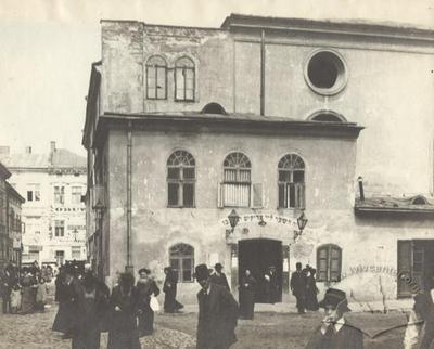 People near The Great Suburb Synagogue