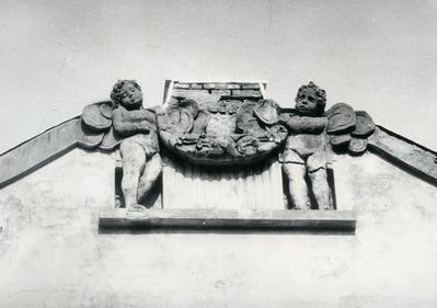 Pediment with putties at 15A Kotsylovskoho St. 