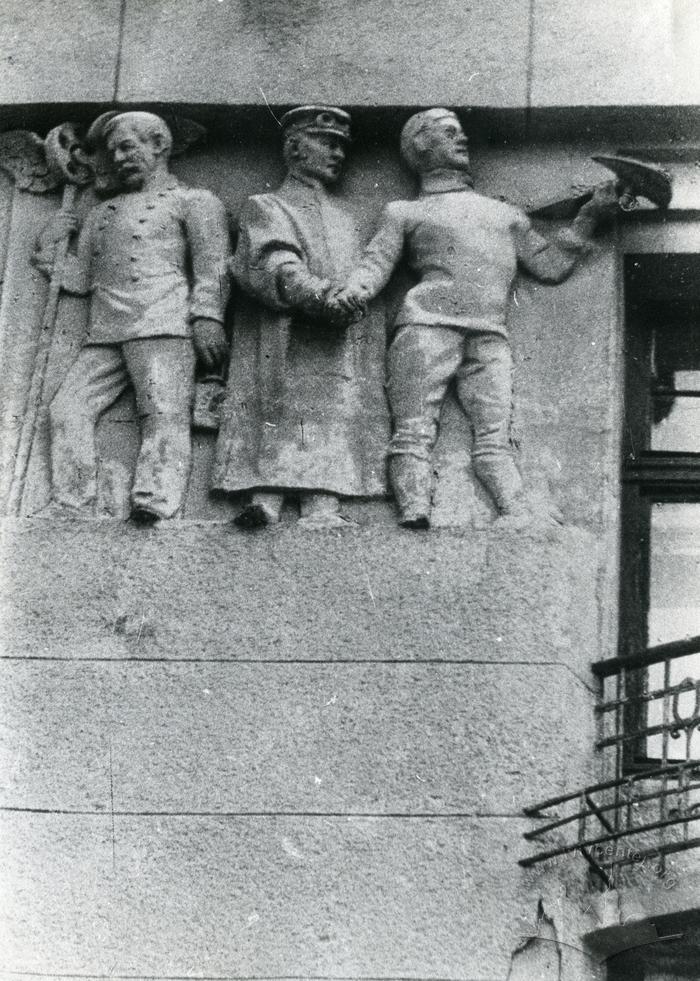 Bas-relief "Transport" on the building at 15 Kotsylovskoho St. 2