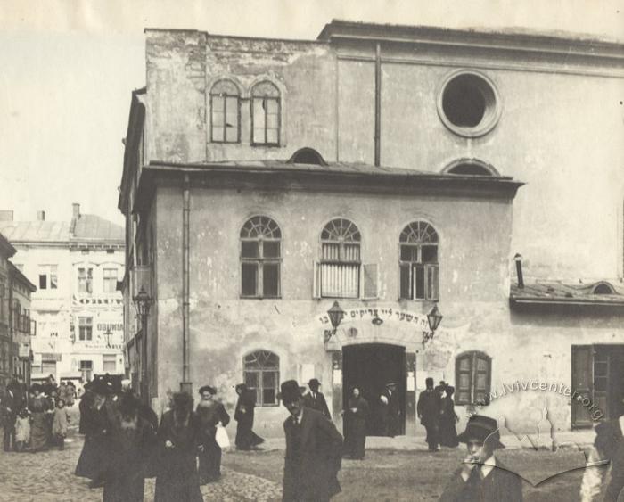 Люди біля Великої передміської синагоги 2