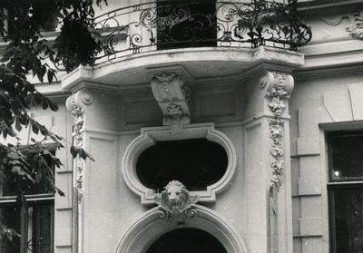 Fragment of the main entrance of the building at 8 Mateika St. 