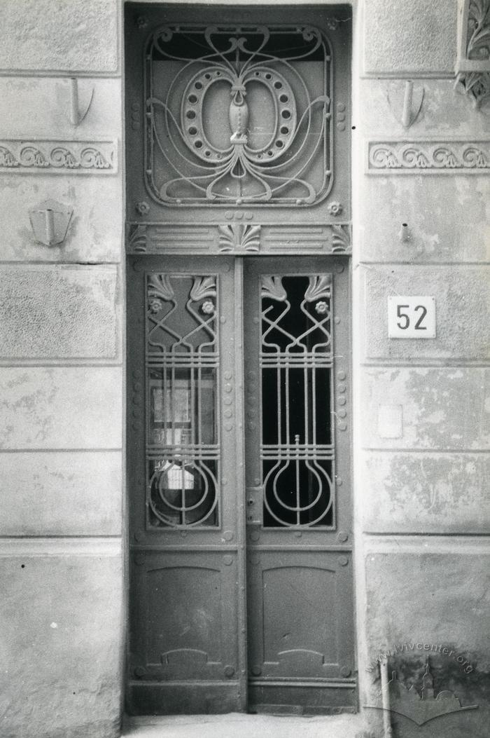 Main entrance at 52 Levytskoho St.  2