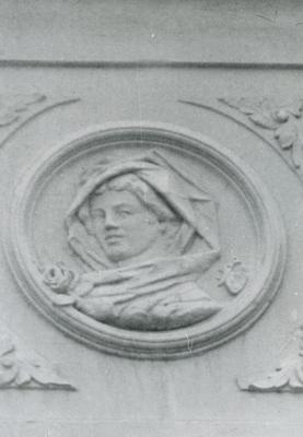 Medallion with a woman at 81 Levytskoho St. 