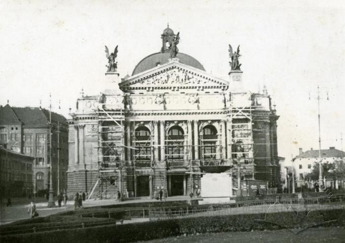 Monument in front of the Building of Lviv Opera 2