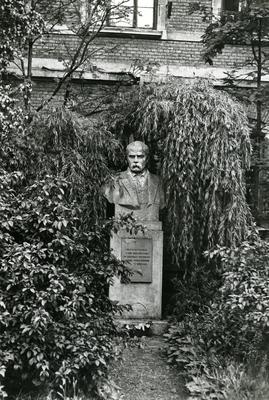 Shevchenko monument at 171 Lychakivska St. 