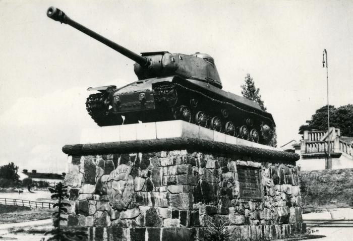 Monument to the soviet tankmen at Lychakivska St. Photo reproduction  2