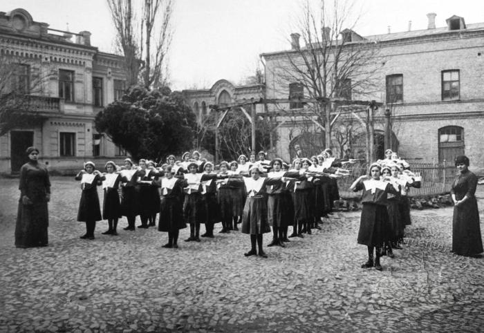 Exercises in the private women’s gymnasium of Yevseeva 2