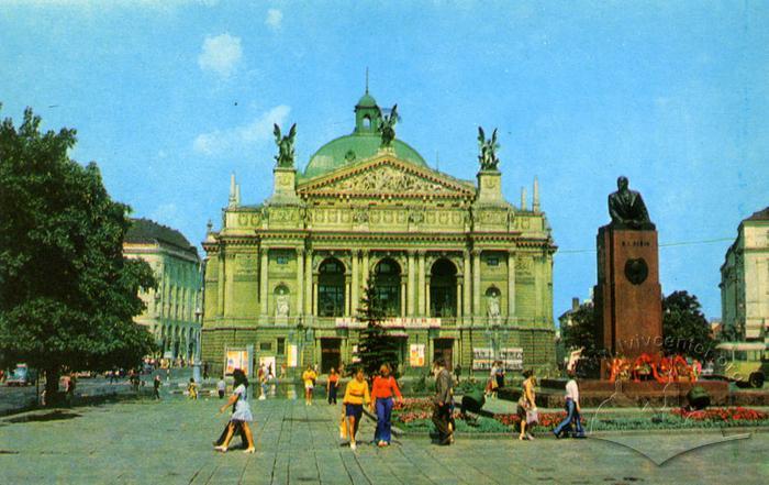 Ivan Franko State Academic Opera and Ballet Theatre in Lviv аnd Lenin's monument 2