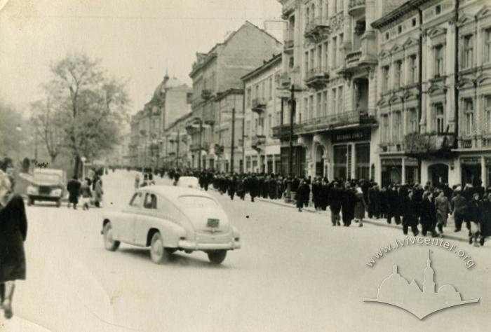 Automobile on Lenin avenue 2