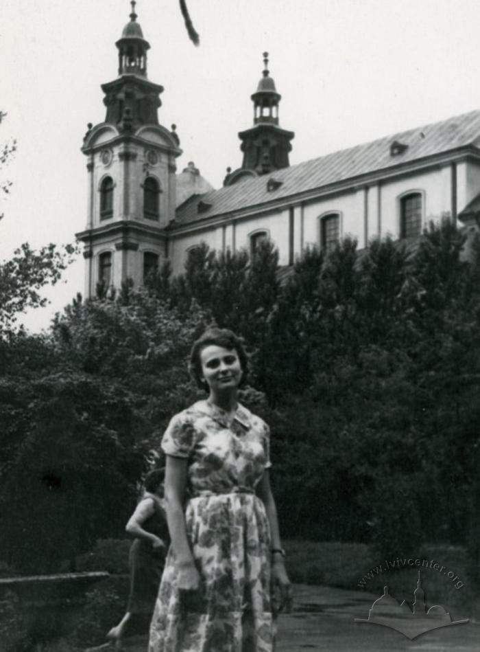 Woman against the background of the organ music hall 2