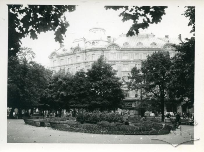 Flowerbed on Svoboda Avenue 2