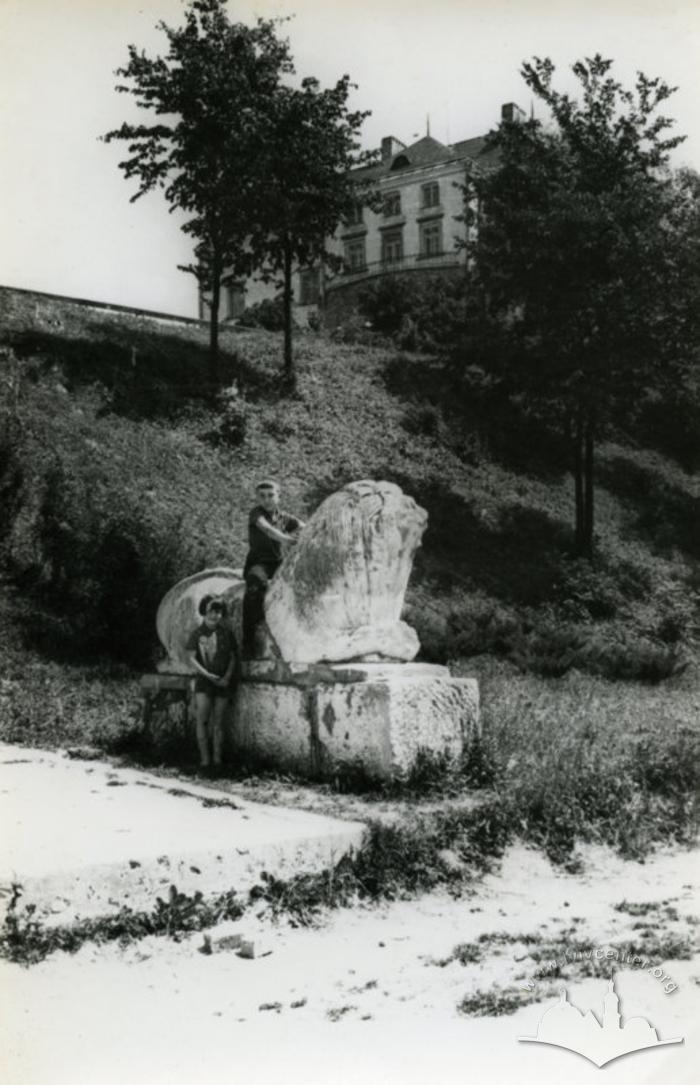 Статуя лева біля Олеського замку 2