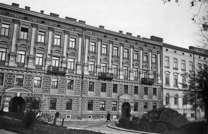 NTSh building on the former Czarnieckiego St. 2