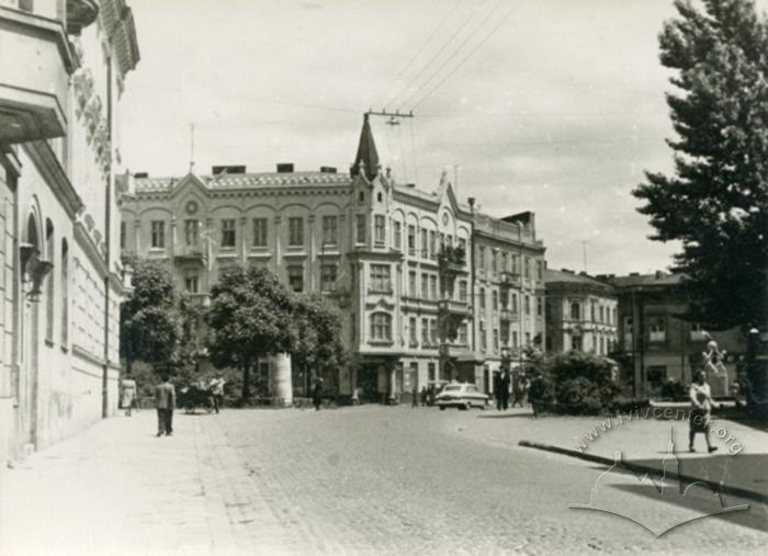 Перетин вулиць Герцена, Князя Романа, Левицького  та Франка 2