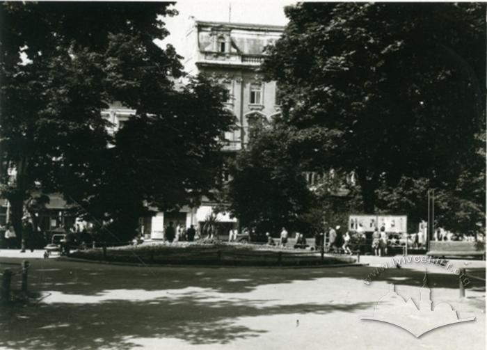 Flowerbed on Svoboda Avenue 2