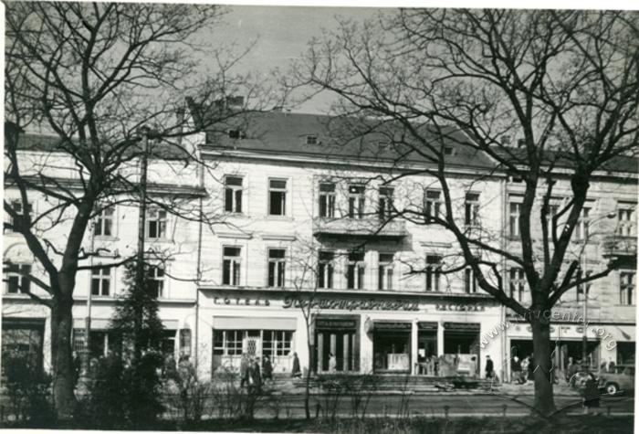 Svoboda Avenue, "Pershotravnevyj" Hotel 2