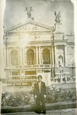 Portrait in the front of Lviv Opera