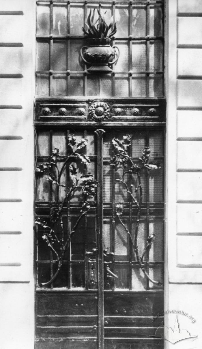 Building at 10 Bohomoltsia St. Metalwork of the main entrance 2