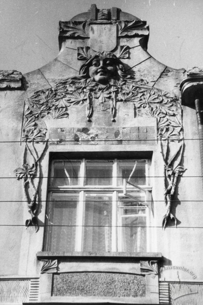 Building at 4 Akad. Bohomoltsia St. Side gable. 2