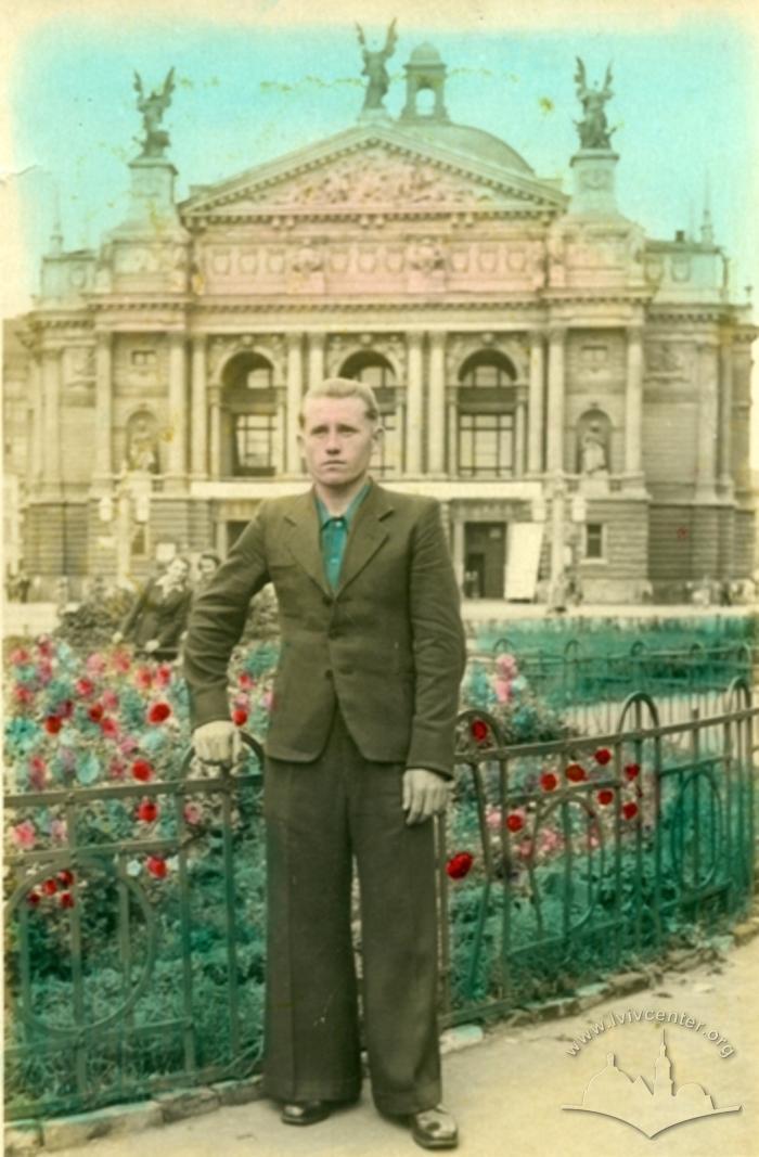 Portrait in the front of Opera Theatre 1