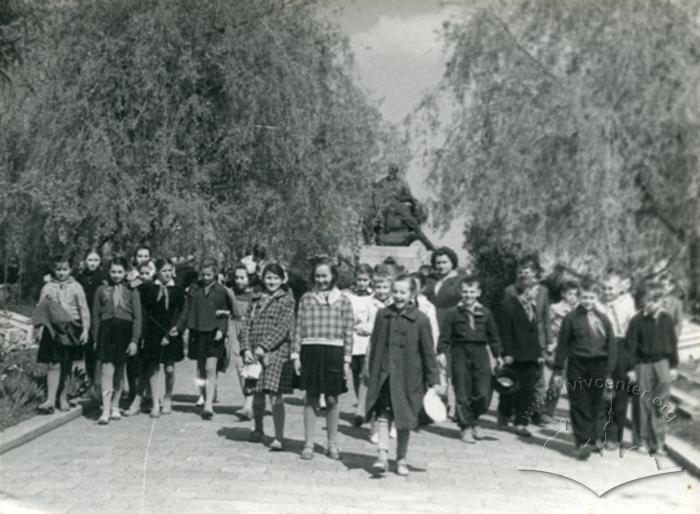 Schoolchildren visiting Hill of Glory 2
