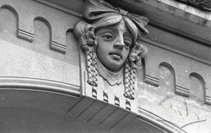 Building at 7 Akad. Bohomoltsia St. Mascaron above a loggia 2