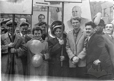 Учасники святкової демострації