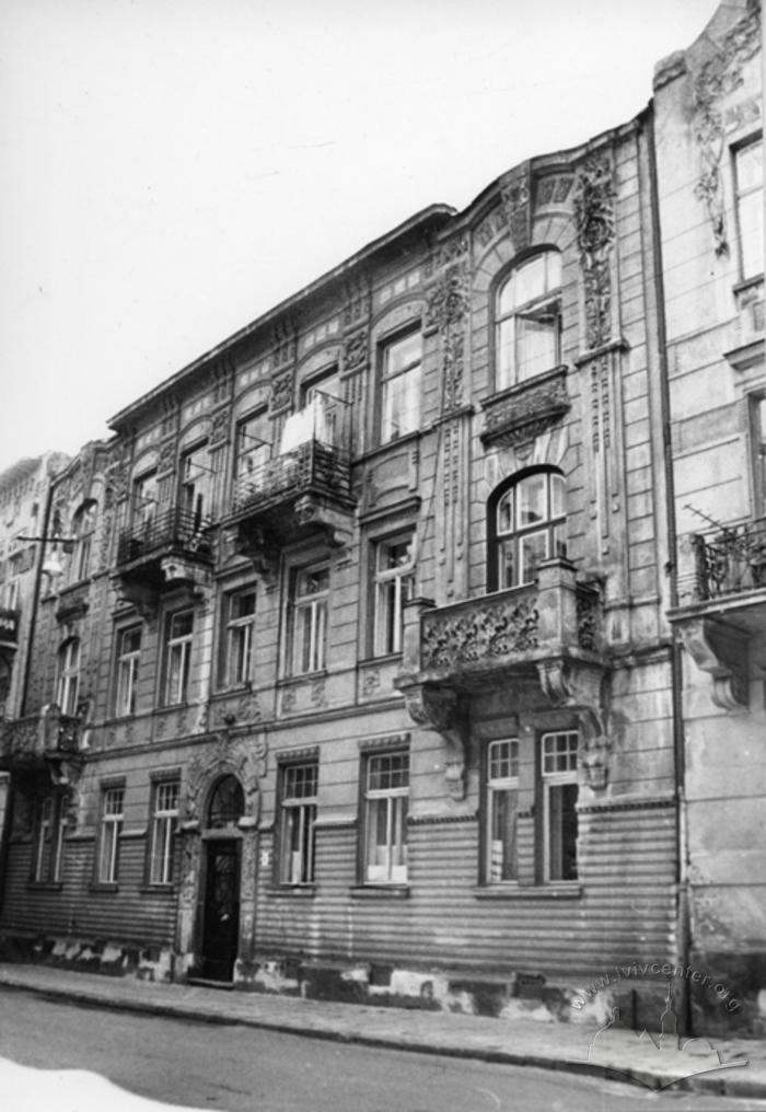 Building at 6 Akad. Bohomoltsia St. 2