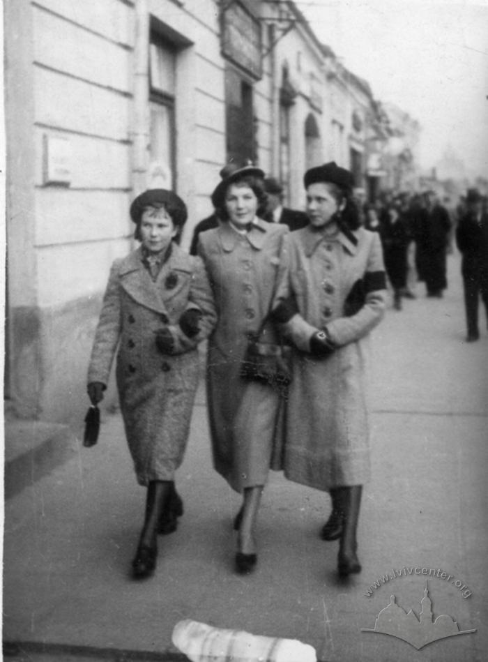 Жінки на вулицях Дубно 2