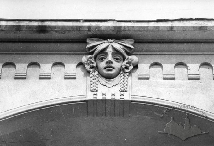 Building at 7 Akad. Bohomoltsia St. Mascaron above a loggia 2