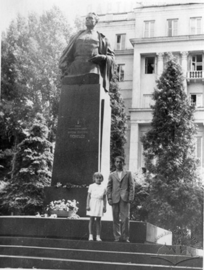 Портрет перед пам'ятником Кузнєцову 2