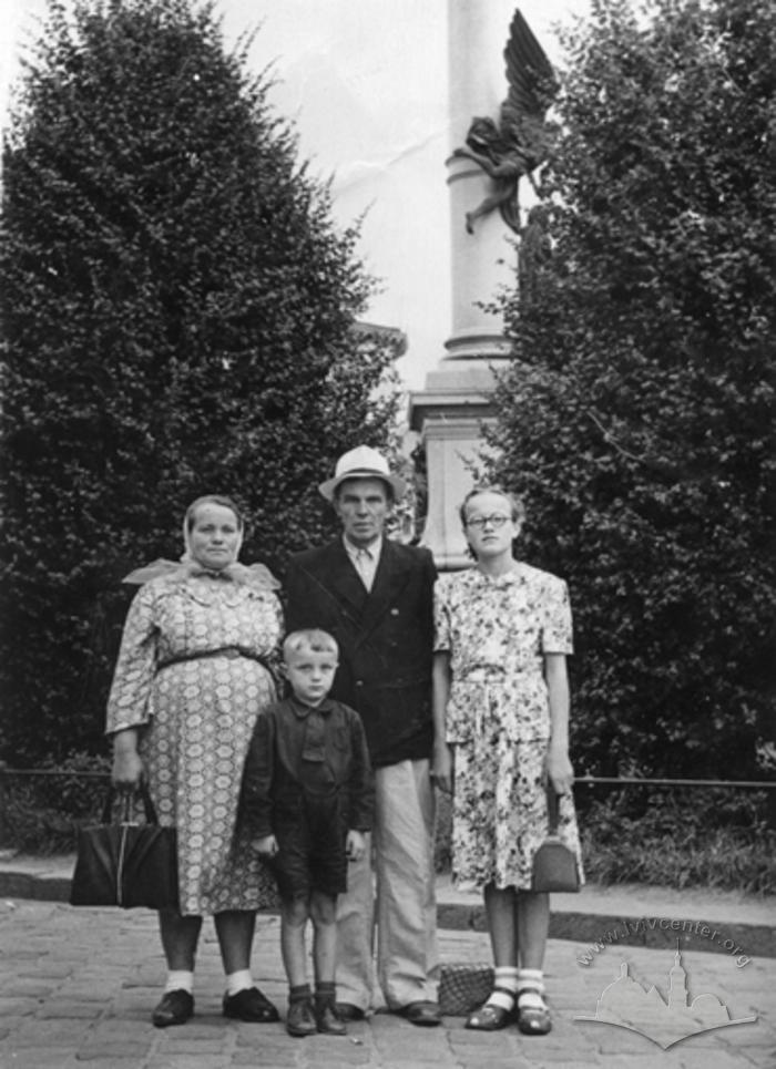 Сім'я біля пам'ятника Міцкевичу 2