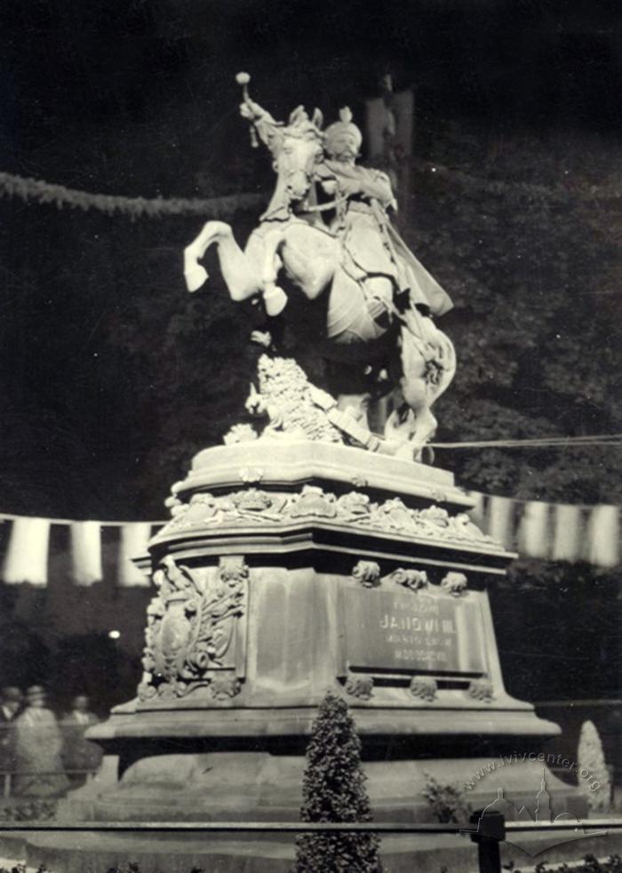 Night view of the monument to Sobieski 2