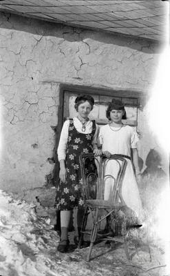 Портрет двох жінок зі стільцем
