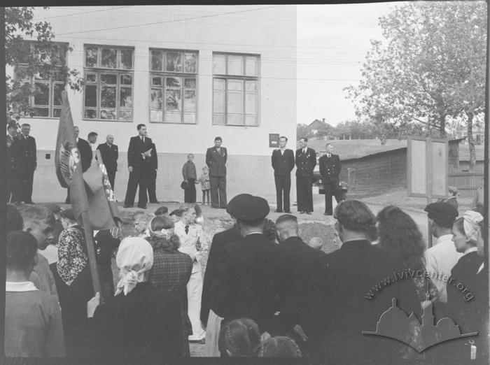 1 травня 1951 р. та меморіальна дошка 2