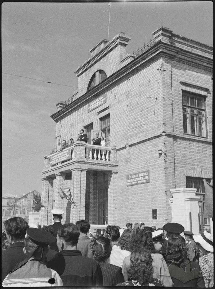 1 травня 1951 р. та меморіальна дошка 2