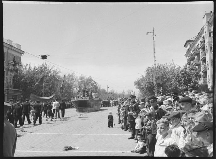 1 травня 1951 р. та меморіальна дошка 2