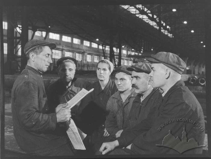 Campaigners talk about the 19th Party Convention. Port, shipyard, Kuybyshev Plant 2