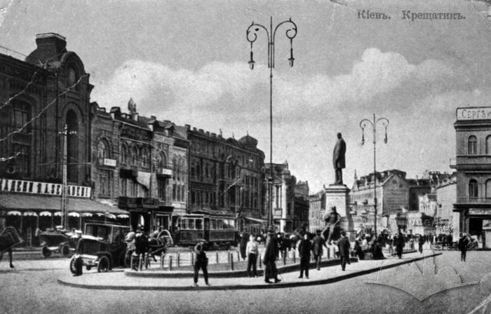 The monument to Stolypin in Kyiv in front of the Semadeni café 2