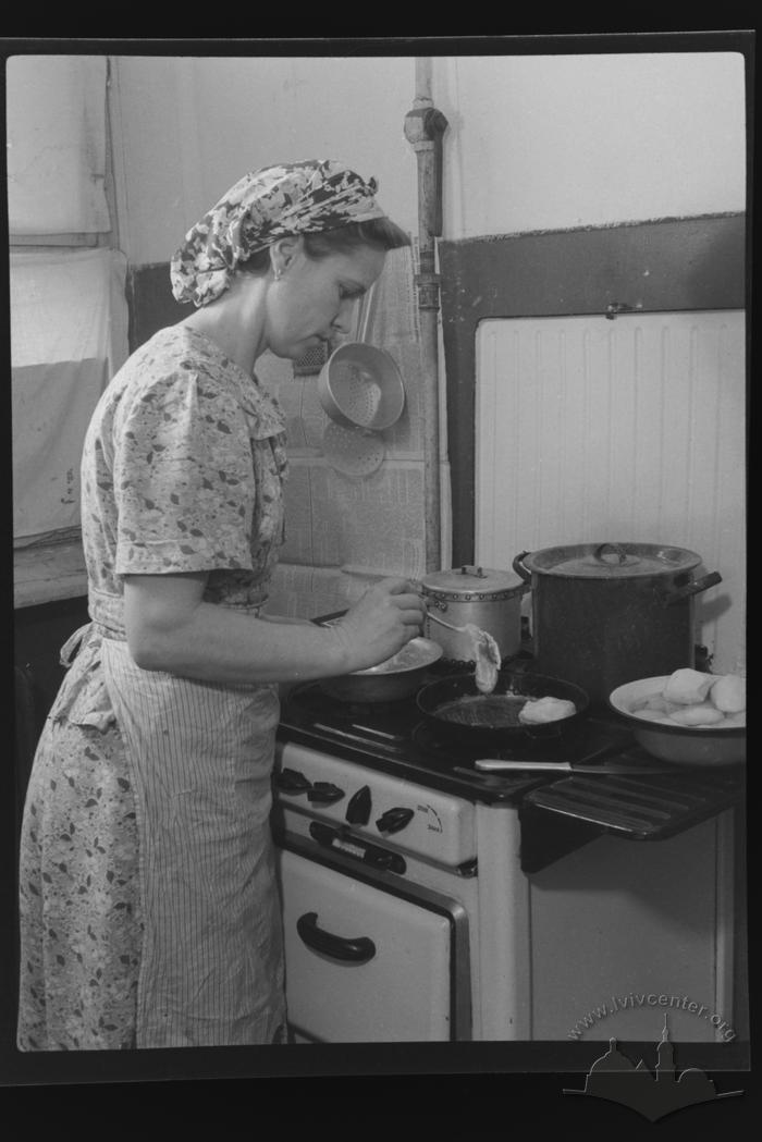 A wife of steelmaker Shkuropat, in her kitchen 2